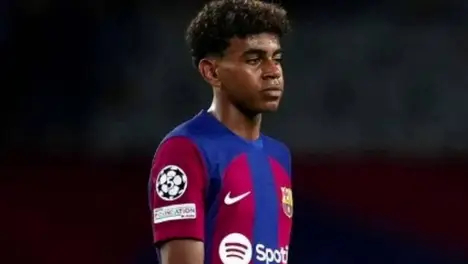 意甲联赛：米兰十人阵容逆转战，力战榜首之争